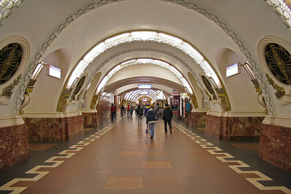 Полиция искала взрывчатку на двух станциях метро в центре Петербурга